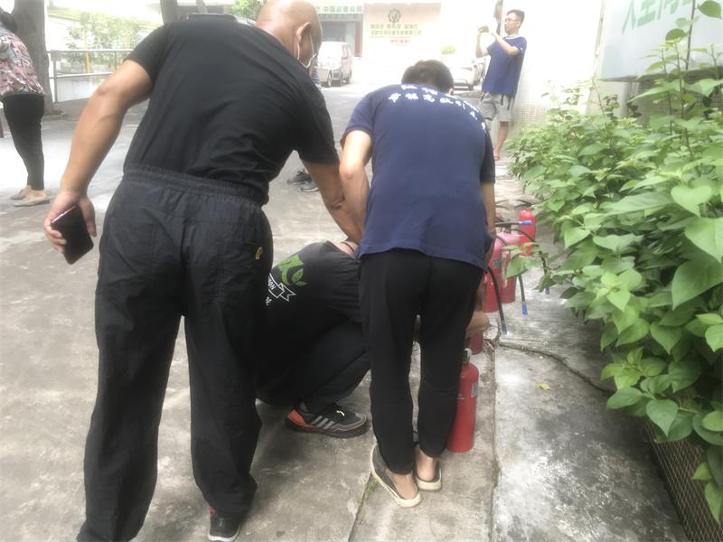 普及安全滅火知識(shí)，共建消防防火墻！—江信電子消防安全演練.jpg